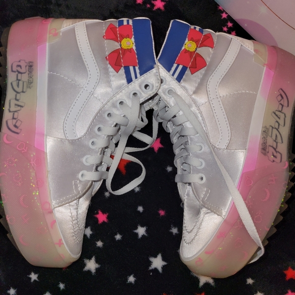 GUC VANS X SAILOR MOON LIMITED EDITION SHOES (6) - Picture 3 of 8